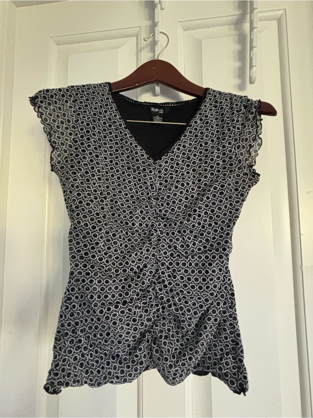Style & Co Blue and White Patterned V-Neck Ruched Top style small